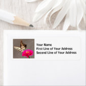 Vlinder op Zinnia met bestrating op achtergrond Etiket (Insitu)