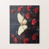 Vlinder rust tussen levendige rode rozen legpuzzel (Verticaal)