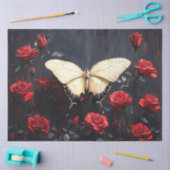 Vlinder rust tussen levendige rode rozen tissuepapier (Craft)