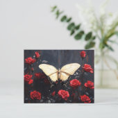 Vlinder rustend tussen levendige rode rozen briefkaart (Staand voorkant)