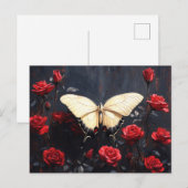 Vlinder rustend tussen levendige rode rozen briefkaart (Voorkant / Achterkant)