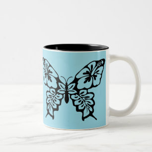 Vlinder sjabloon op blauw tweekleurige koffiemok