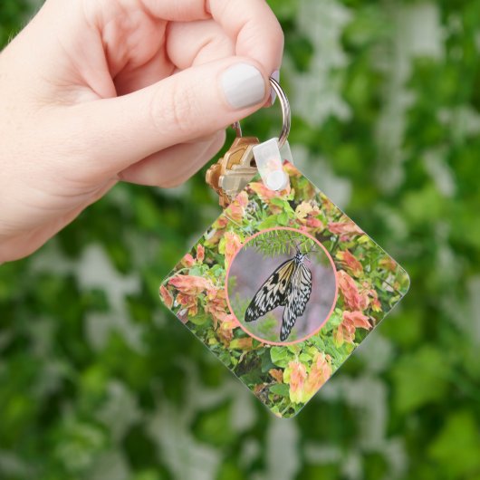 Vlinder tussen de bloemen sleutelhanger (Hand)