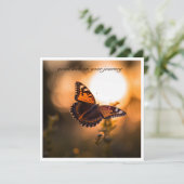 Vlinder vliegend in de zonsondergang, klantgericht (Staand voorkant)