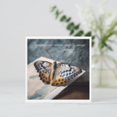 Vlinder zittend op open boek, aanpasbaar (Staand voorkant)