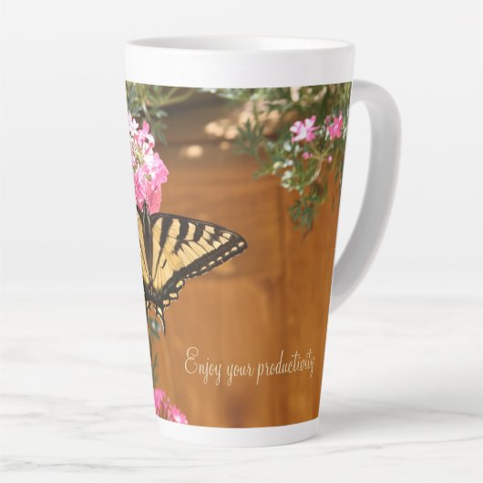 Vlinderfoto en bloemen latte mok (Rechterhoek)