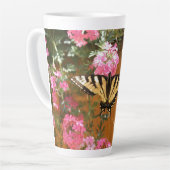 Vlinderfoto en bloemen latte mok (Linkerhoek)