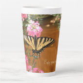 Vlinderfoto en bloemen latte mok (Voorkant)