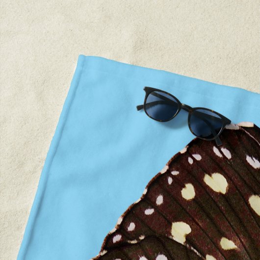 Vlindergevleugelde giraffe (BLAUW BKGRD) Strandlaken (In situ)