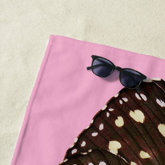 Vlindergevleugelde giraffe (ROZE BKGRD) Strandlaken (In situ)