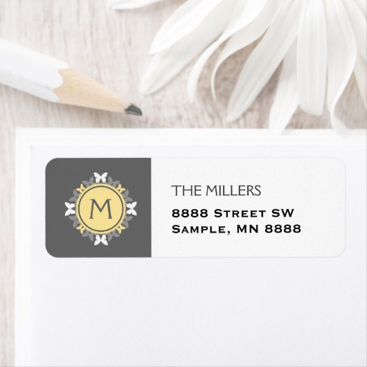 Vlinderkrans monogram wit geel grijs etiket (Insitu)