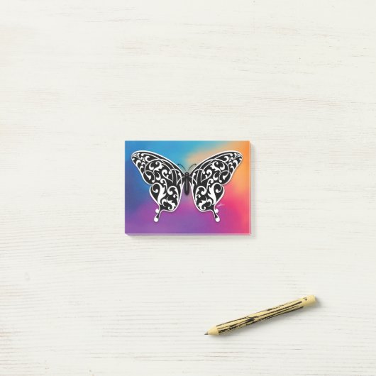Vlinderontwerp met kleuren van de zonsondergang post-it® notes (Op bureau)