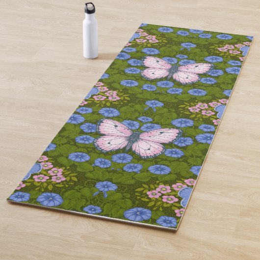 Vlinders en bloemen symmetrie, blauw en roze yogamat (In situ)