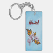 Vlinders en bloesems op blauwe achtergrond sleutelhanger (Voorkant Links)