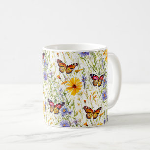 Vlinders en madeliefjes in een weide koffiemok