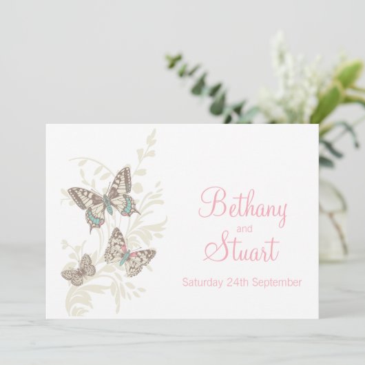Vlinders roze witte crème bruiloft uitnodiging (Staand voorkant)
