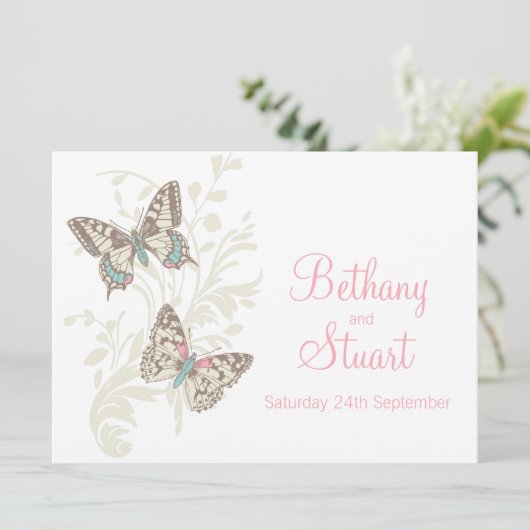 Vlinders roze witte crème bruiloft uitnodiging (Staand voorkant)