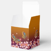 Vlinders te midden van Sakura bloesems  goud Bedankdoosjes (Geopend)