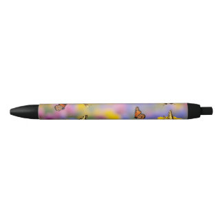 Vlinders vliegen over kleurrijke lente bloem zwarte inkt pen
