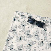 Vlinders voor haar groene en witte Strandlaken (In situ)