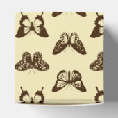 vlinderschets, chocoladebruin op beige bedankdoosjes (Bovenkant)