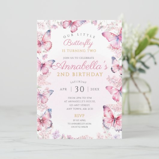 Vlinderverjaardagsfeest nodigt roze vlinders uit kaart (Staand voorkant)