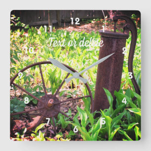 Vloeibaar mosterd en pomp op maat vierkante klok