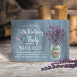 Vloeibaars en reuzenvogel Stustblauw Birthday Kaart<br><div class="desc">Rustic Lavender Floral Jar & Hummingbird Dusty Blue Barn Birthday Party Invitations.</div>