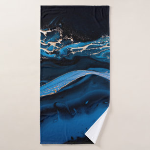 Vloeibare metalen goud in abstract blauw badhanddoek