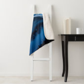 Vloeibare metalen goud in abstract blauw sherpa deken (In situ)