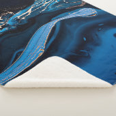 Vloeibare metalen goud in abstract blauw sherpa deken (3/4)