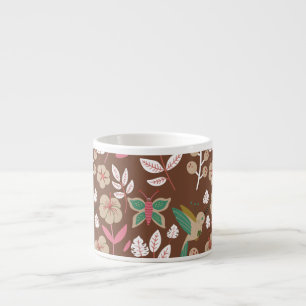 Vloeibare naadloze bloemen, bladeren, vlinder espresso kop