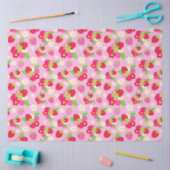 Vloeibare rode en roze aardbeien en bloemen op roz tissuepapier (Craft)