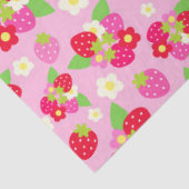 Vloeibare rode en roze aardbeien en bloemen op roz tissuepapier (Detail)