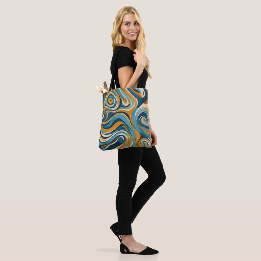 Vloeibare werveling oker blauw trippy patroon tote bag (Op model)