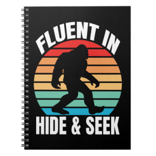 Vloeiend in Hide and Seek Funny Bigfoot Notitieboek