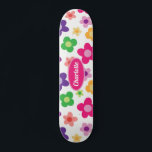 Vloeiend Paars en rozeAangepast Persoonlijk Skateboard<br><div class="desc">Een retro Flower Power-ontwerp met een daisy-ontwerp in paars,  roze,  groen,  geel en wit. Pas aan door een naam,  initialen of andere tekst toe te voegen.</div>