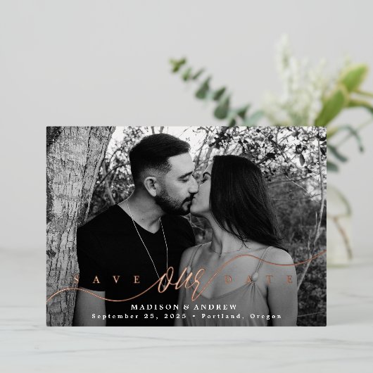 Vloeiend Roos Gold Script sparen de Datum Folie Uitnodiging (Staand Voorkant)