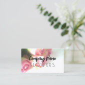 Vloeiend sjabloon voor visitekaartjes met roze roz (Staand voorkant)