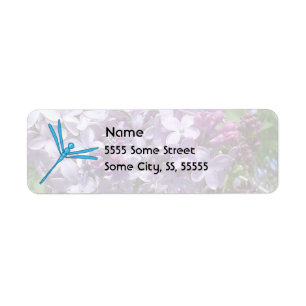 Vloeiende lichtblauwe dragonfly en Paarse Lilacs Etiket