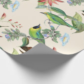 Vloeiende vogels en bloemen op lichtkrem cadeaupapier (Hoek)