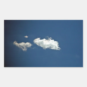 Vloeiende witte wolk aan diepe blauwe hemel rechthoekige sticker