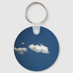 Vloeiende witte wolk aan diepe blauwe hemel sleutelhanger