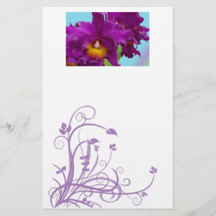 Vloerkantoorbenodigdheden met paarse orchideeën briefpapier