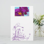 Vloerkantoorbenodigdheden met paarse orchideeën briefpapier (Staand voorkant)