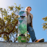 Vloerpatroonblauw en groen skateboard<br><div class="desc">Het moderne en stijlvolle ontwerp op dit skateboard bevat een prachtig patroon met bloemen en driehoeken. Voor meisjes en jongens.</div>