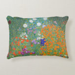 Vloertuinen kleurig landschap Gustav Klimt Decoratief Kussen<br><div class="desc">Een accuskussens met het schilderij van de fijne kunstolie van Gustav Klimt (1862-1918),  Flower Garden (c. 1906) of Bauerngarten. Een kleurrijk landschap van petunia's,  asters en andere bloemen in de tuin uit de Art Nouveau-periode.</div>