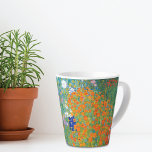 Vloertuinlandschap Gustav Klimt Latte Mok<br><div class="desc">Een recente mok met het landschapsschilderij van de Oostenrijkse kunstenaar Gustav Klimt,  Flower Garden of Bauerngarten (1907). Een prachtige bloeiende tuin van bloemen in oranje en paars,  inclusief asters en petunia's.</div>