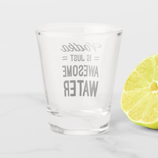 Vodka Geweldige Water Funny Quote Shot Glas (Achterkant)