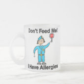 Voed me niet aan dat ik allergieën heb matglas koffiemok (Links)